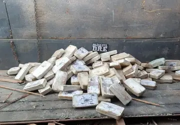 Polícia apreende 102 tabletes de cocaína em compartimento de caminhão e motorista é preso em MT