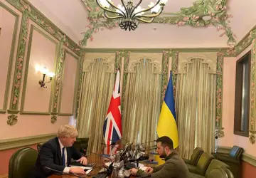 Boris Johnson se reúne com Zelensky em Kiev e promete mais mísseis e equipamentos de proteção