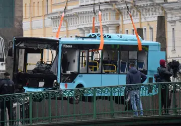Ao menos sete pessoas morrem após ônibus cair dentro de rio em São Petersburgo
