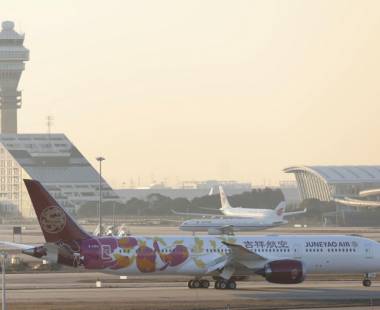 Aeroportos de Xangai cancelam todos os voos com a chegada do tufão Bebinca