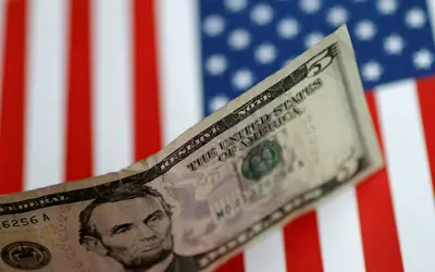 Dólar opera em alta e volta a ficar acima de R$ 5,10