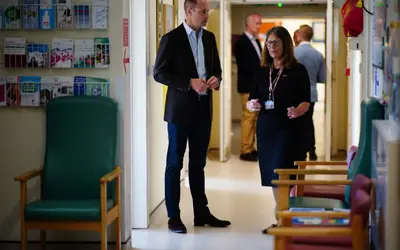 Príncipe William visita hospital e fala sobre Kate Middleton